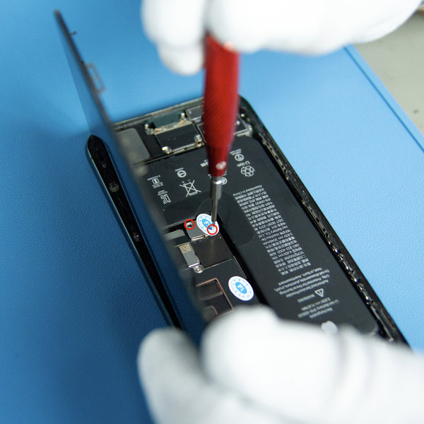 Dévissez le couvercle du connecteur de la batterie