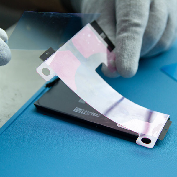 Coller du nouveau ruban adhésif sur la nouvelle batterie