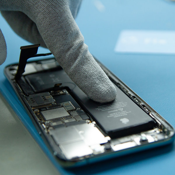 Insérez une nouvelle batterie dans l'iPhone