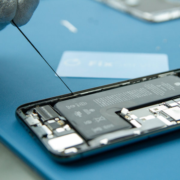 Décollez l'ancien adhésif sur les bords de l'iPhone