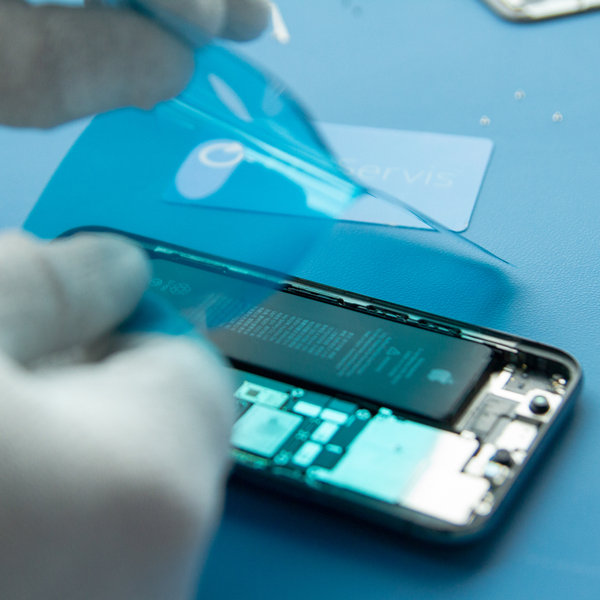 Collez un nouvel adhésif sur les bords de l'iPhone