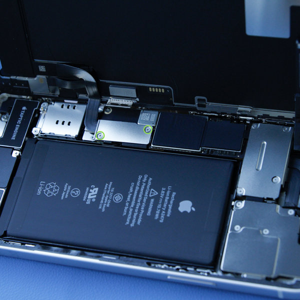 Retrait du connecteur de la batterie et du couvercle de l'écran