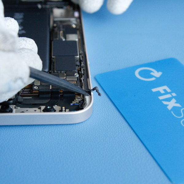 Décollez l'ancienne colle sur les bords de l'iPhone