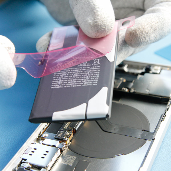 Collez du nouveau ruban adhésif sur la nouvelle batterie