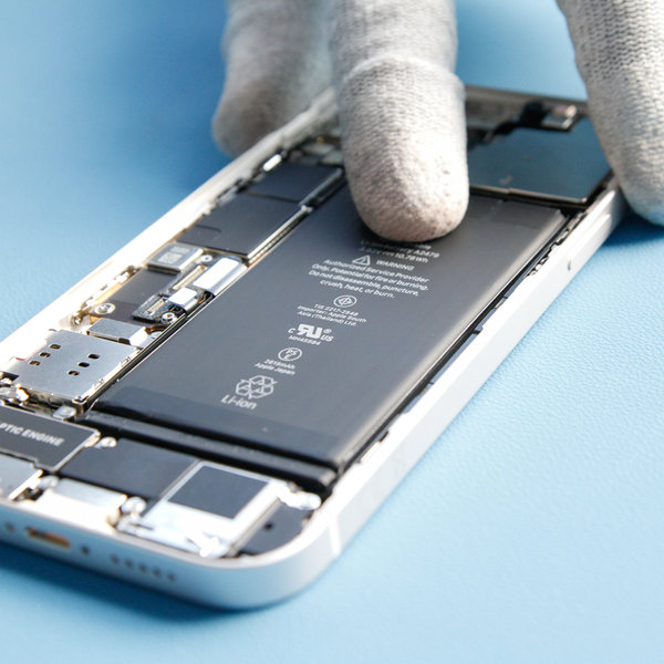 Insérez une nouvelle batterie dans l'iPhone