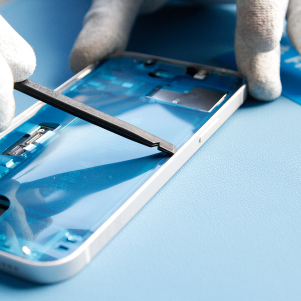 Collez un nouvel adhésif sur les bords de l'iPhone